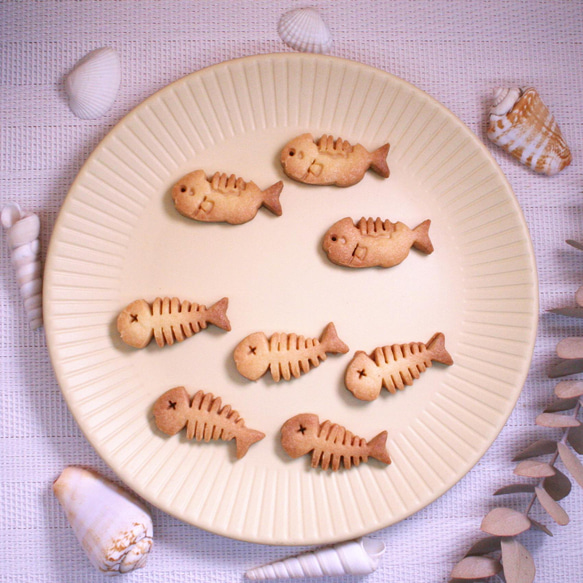 Fishbone（魚の骨）＆Bitten fish（かじられた魚）イジェクタ（押出具）付きクッキー型2点セット 6枚目の画像
