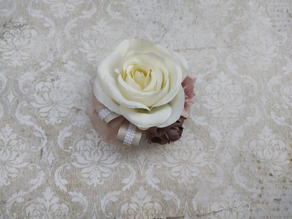 ホワイトローズとアンティークローズのコサージュ（ピンク） ケース付