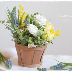 【アート】黄色のバラと白いラナンキュラスにミモザやムスカリを添えた春アレンジ　母の日ギフトにもお薦めです 3枚目の画像