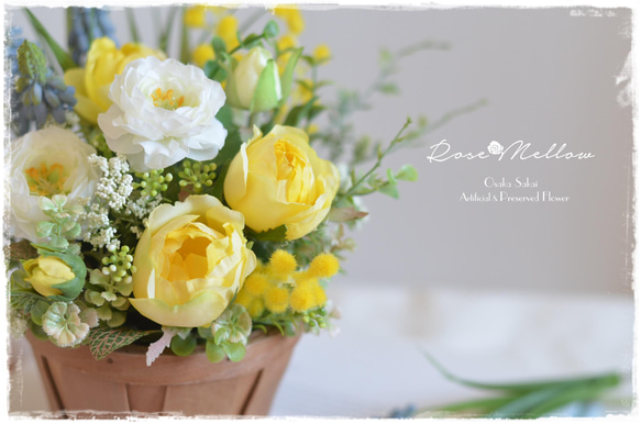 【アート】黄色のバラと白いラナンキュラスにミモザやムスカリを添えた春アレンジ　母の日ギフトにもお薦めです 5枚目の画像