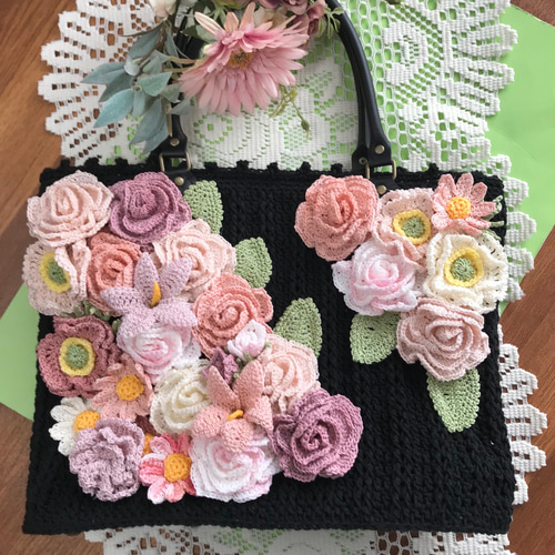 ピンクローズのトートバッグ【ブラック】☆持ち手付き 薔薇 編み物