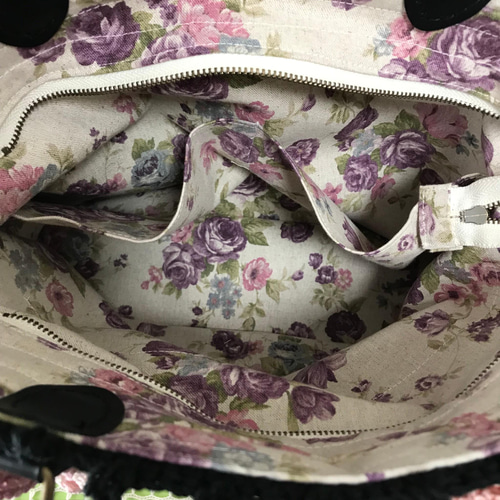 ピンクローズのトートバッグ【ブラック】☆持ち手付き 薔薇 編み物