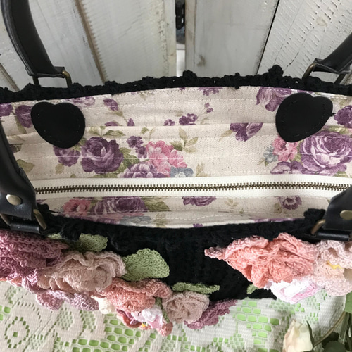 ピンクローズのトートバッグ【ブラック】☆持ち手付き 薔薇 編み物