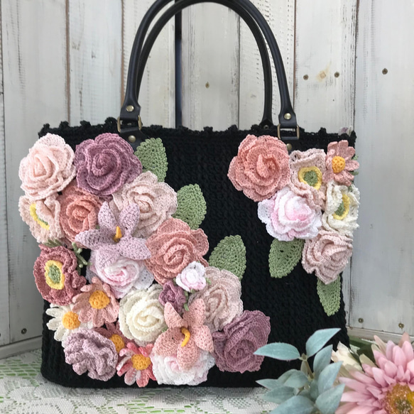 ピンクローズのトートバッグ【ブラック】☆持ち手付き 薔薇 編み物