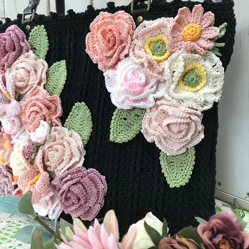 ピンクローズのトートバッグ【ブラック】☆持ち手付き 薔薇 編み物