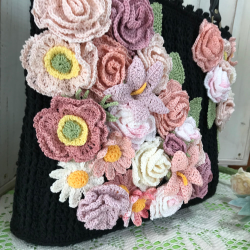 ピンクローズのトートバッグ【ブラック】☆持ち手付き 薔薇 編み物