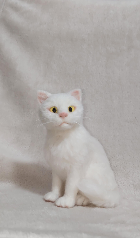 羊毛フェルトでできた、ふわふわ毛並みの白猫ちゃん 4枚目の画像