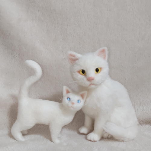 羊毛フェルトでできた、ふわふわ毛並みの白猫ちゃん 羊毛フェルト