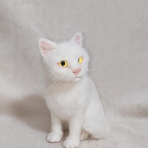 羊毛フェルトでできた、ふわふわ毛並みの白猫ちゃん 羊毛