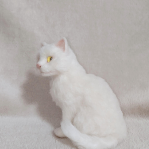 羊毛フェルトでできた、ふわふわ毛並みの白猫ちゃん 羊毛フェルト