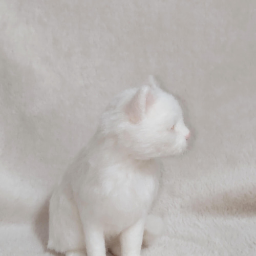 羊毛フェルトでできた、ふわふわ毛並みの白猫ちゃん 羊毛フェルト