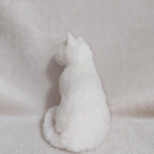 羊毛フェルトでできた、ふわふわ毛並みの白猫ちゃん 羊毛フェルト