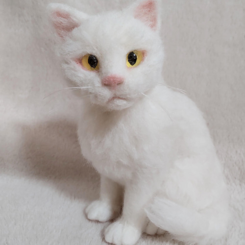 羊毛フェルトでできた、ふわふわ毛並みの白猫ちゃん 羊毛