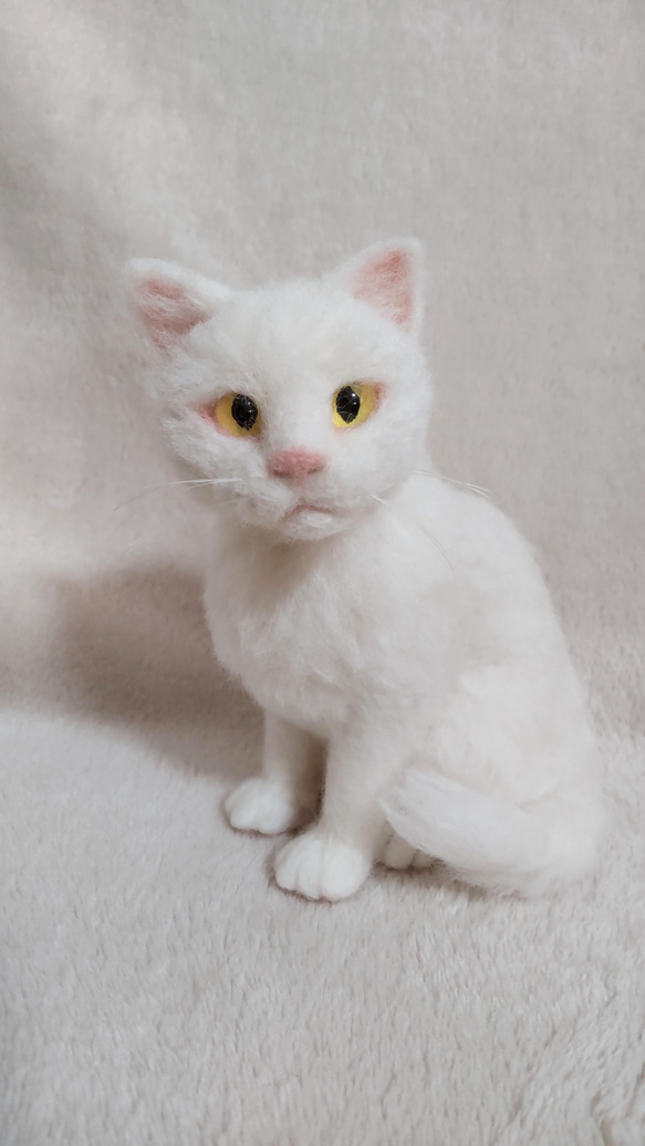羊毛フェルトでできた、ふわふわ毛並みの白猫ちゃん 13枚目の画像
