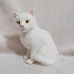 羊毛フェルトでできた、ふわふわ毛並みの白猫ちゃん 10枚目の画像