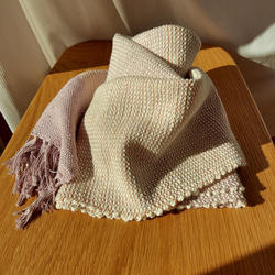 手織り　綿と絹のやさしいマフラー　経糸灰ピンク（短め）　作品2101 5枚目の画像
