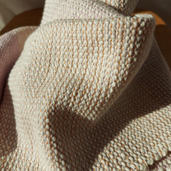 手織り　綿と絹のやさしいマフラー　経糸灰ピンク（短め）　作品2101 4枚目の画像