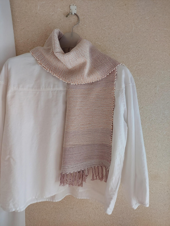 手織り　綿と絹のやさしいマフラー　経糸灰ピンク（短め）　作品2101 1枚目の画像