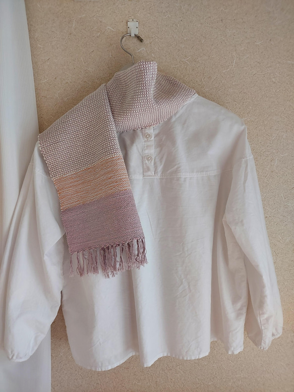 手織り　綿と絹のやさしいマフラー　経糸灰ピンク（短め）　作品2101 2枚目の画像