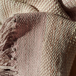 手織り　綿と絹のやさしいマフラー　経糸灰ピンク　作品2102 7枚目の画像