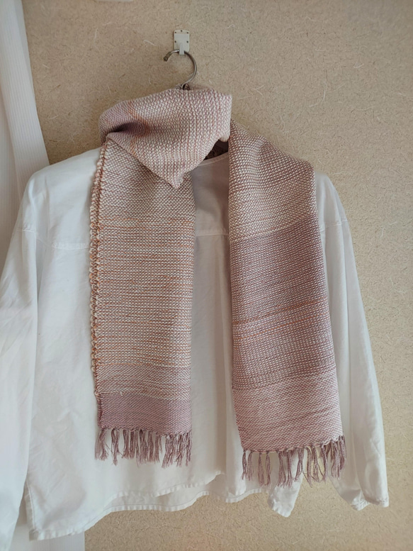 手織り　綿と絹のやさしいマフラー　経糸灰ピンク　作品2102 1枚目の画像