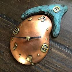 銅製　ぷっくりした家の壁掛け時計(きのこ型)　※受注品 2枚目の画像