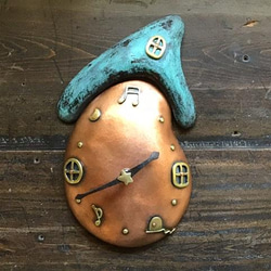 銅製　ぷっくりした家の壁掛け時計(きのこ型)　※受注品 1枚目の画像