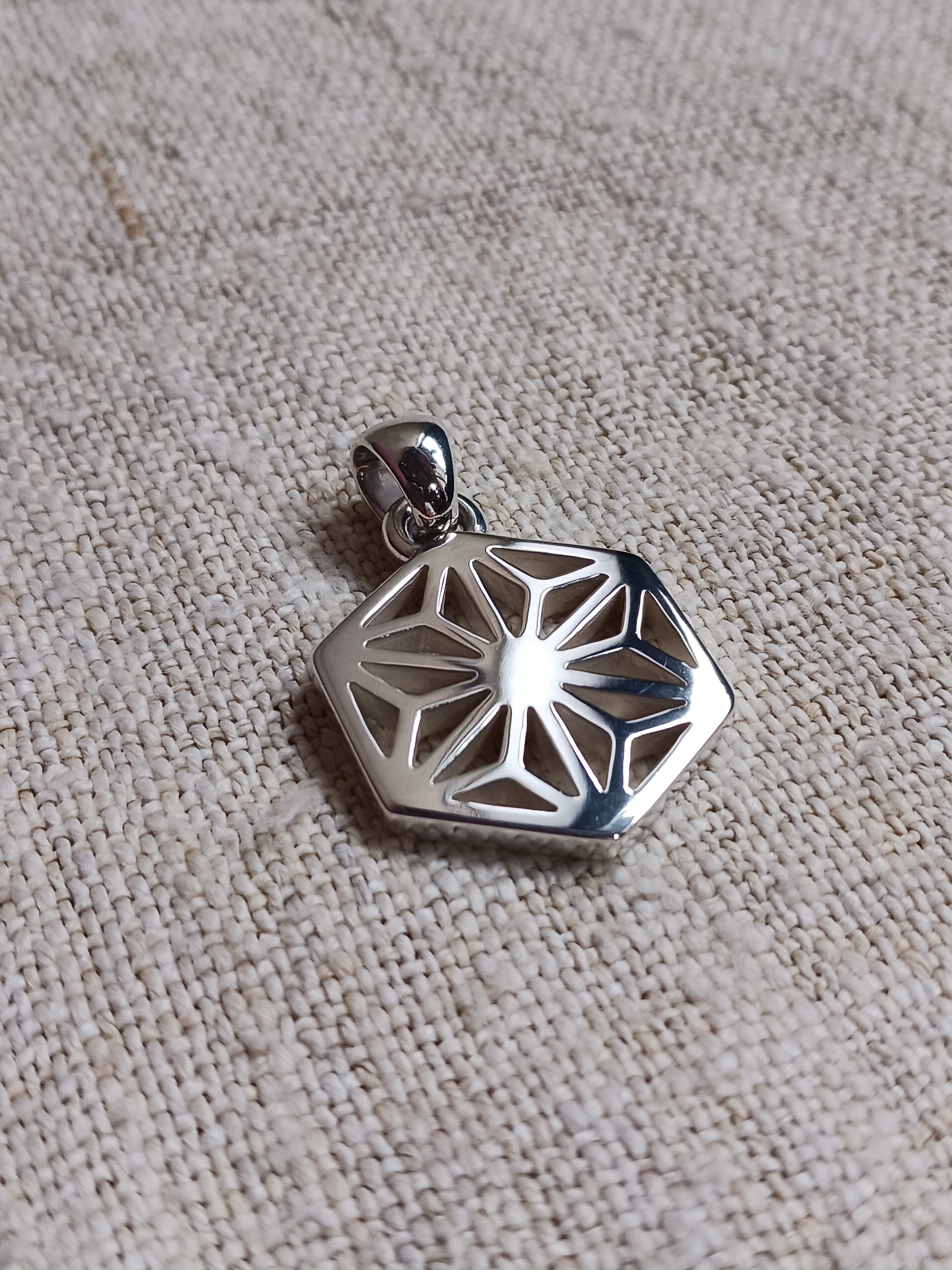 麻の葉模様（透かし）