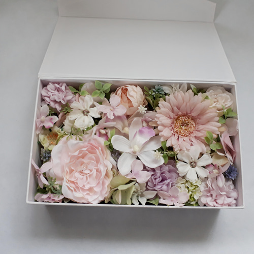 やや大きめ】ガーベラ・胡蝶蘭・ラナンキュラスのBOXフラワー