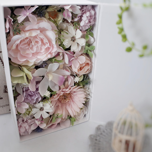 やや大きめ】ガーベラ・胡蝶蘭・ラナンキュラスのBOXフラワー