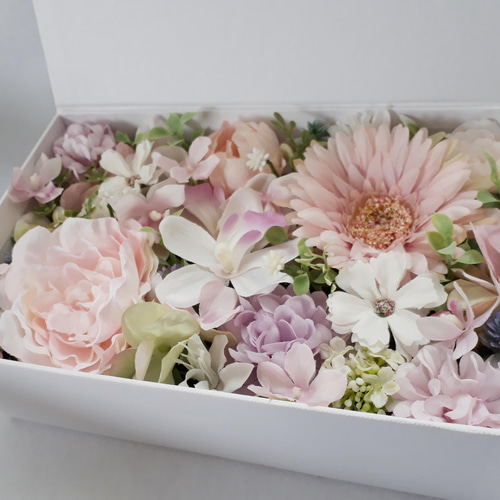 やや大きめ】ガーベラ・胡蝶蘭・ラナンキュラスのBOXフラワー