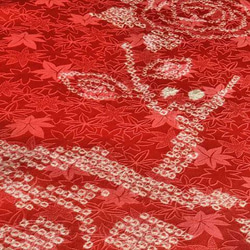 【正絹　洗い済】綺麗な赤に紅葉地紋に薔薇模様の絞り生地　約37.5×50ｃｍ　はぎれ　和布　古布 6枚目の画像