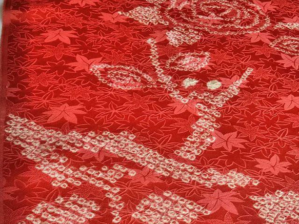 【正絹　洗い済】綺麗な赤に紅葉地紋に薔薇模様の絞り生地　約37.5×50ｃｍ　はぎれ　和布　古布 6枚目の画像