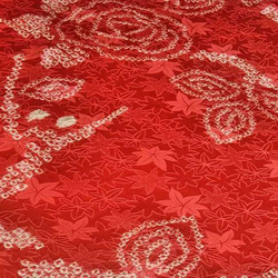 【正絹　洗い済】綺麗な赤に紅葉地紋に薔薇模様の絞り生地　約37.5×50ｃｍ　はぎれ　和布　古布 7枚目の画像