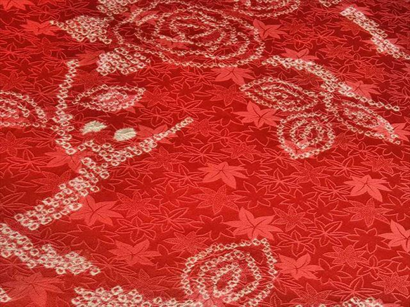 【正絹　洗い済】綺麗な赤に紅葉地紋に薔薇模様の絞り生地　約37.5×50ｃｍ　はぎれ　和布　古布 7枚目の画像