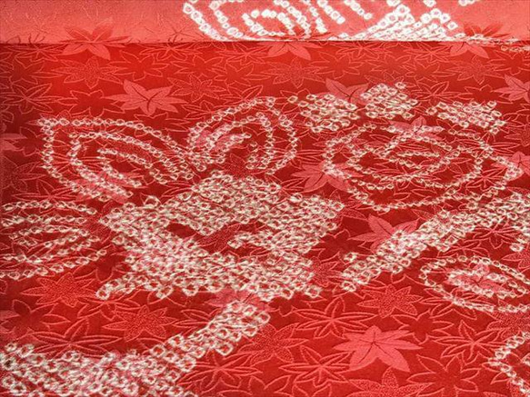 【正絹　洗い済】綺麗な赤に紅葉地紋に薔薇模様の絞り生地　約37.5×50ｃｍ　はぎれ　和布　古布 3枚目の画像