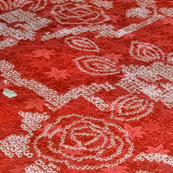 【正絹　洗い済】綺麗な赤に紅葉地紋に薔薇模様の絞り生地　約37.5×50ｃｍ　はぎれ　和布　古布 1枚目の画像