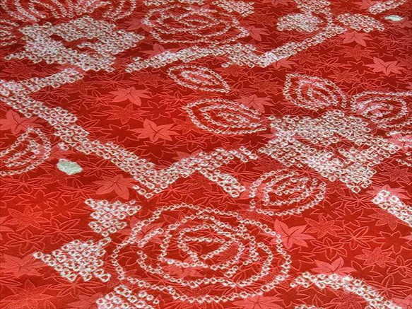 【正絹　洗い済】綺麗な赤に紅葉地紋に薔薇模様の絞り生地　約37.5×50ｃｍ　はぎれ　和布　古布 1枚目の画像