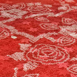 【正絹　洗い済】綺麗な赤に紅葉地紋に薔薇模様の絞り生地　約37.5×50ｃｍ　はぎれ　和布　古布 5枚目の画像