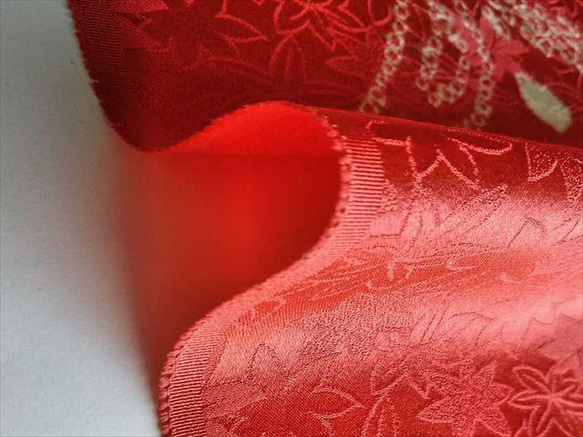 【正絹　洗い済】綺麗な赤に紅葉地紋に薔薇模様の絞り生地　約37.5×50ｃｍ　はぎれ　和布　古布 9枚目の画像