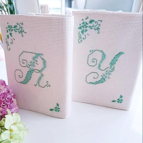 御礼♡【再々………販】ｲﾆｼｬﾙ手刺繍 ブックカバー( 聖書・讃美歌