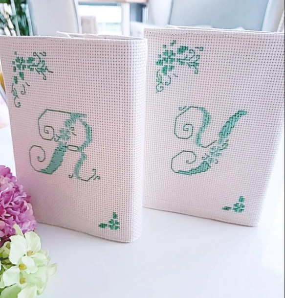 【再々販♡】ｲﾆｼｬﾙ手刺繍 ブックカバー( 聖書・讃美歌、新書、単行本、手帳、テキスト等サイズ変更無料 2枚目の画像