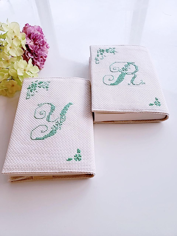 【再々販♡】ｲﾆｼｬﾙ手刺繍 ブックカバー( 聖書・讃美歌、新書、単行本、手帳、テキスト等サイズ変更無料 3枚目の画像