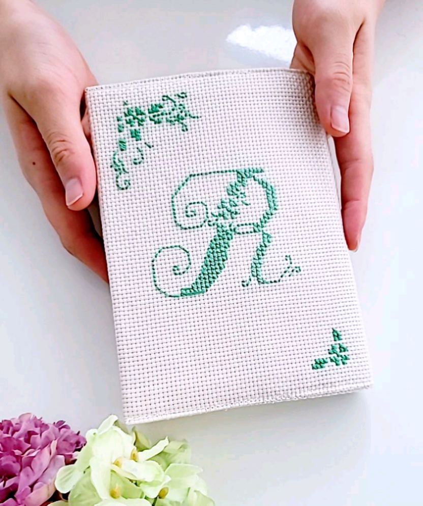 ちょす　オーダー　手刺繍　礼拝用書　カバー　ローズ　フラワー　イニシャル ちょす　オーダー　手刺繍　礼拝用書　カバー　ローズ　フラワー　イニシャル