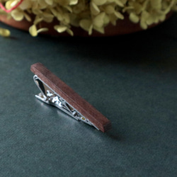 シンプルスリムな木製ネクタイピン【ウォルナット】 1枚目の画像
