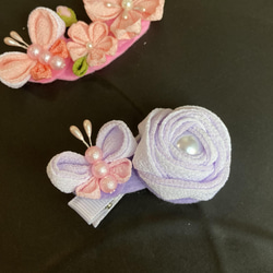紫藤色のバラと蝶のベビーヘアバンド(ベビークリップ) 3枚目の画像