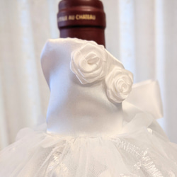 ワインボトルのウェディングドレス（花モチーフと刺繍のチュール）&タキシードセット　 2枚目の画像