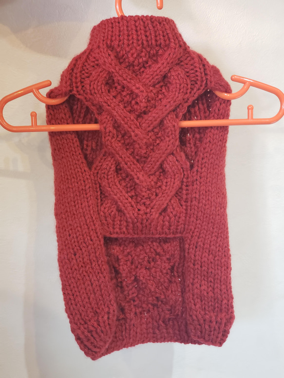 犬服♪赤いハートケーブル模様の手編みセーター(ssサイズ) 2枚目の画像