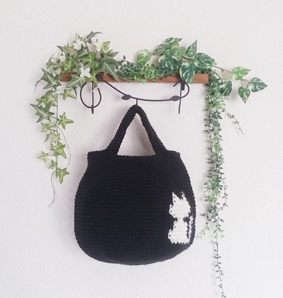 猫バッグ(白猫模様丸底：黒） ニットバッグ  編み物 ネコバッグ 1枚目の画像