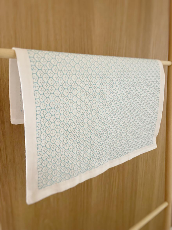 刺し子の花ふきん　〔亀甲花刺し(水色)〕 3枚目の画像
